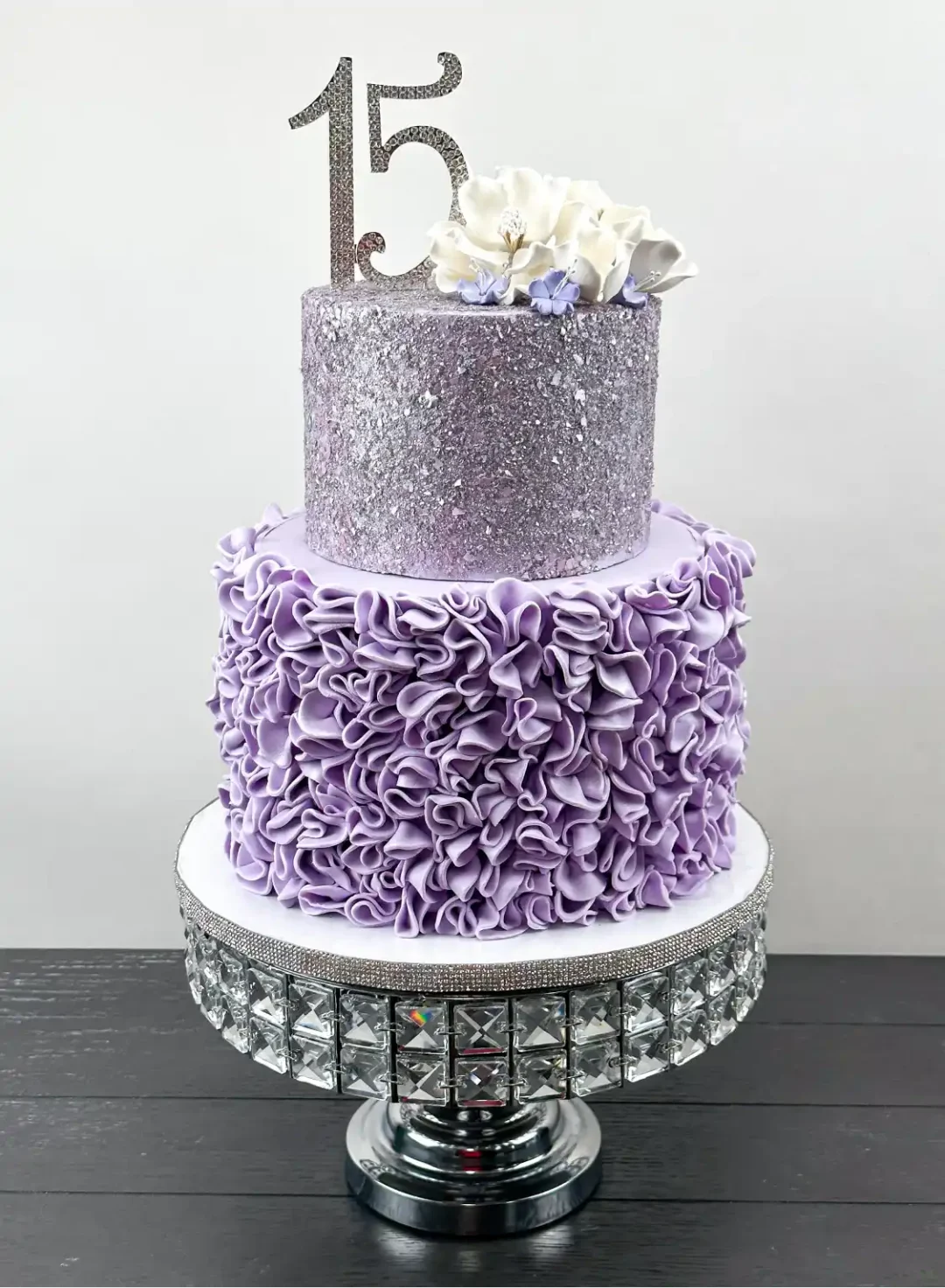 PASTEL DE VOLANTES MORADO