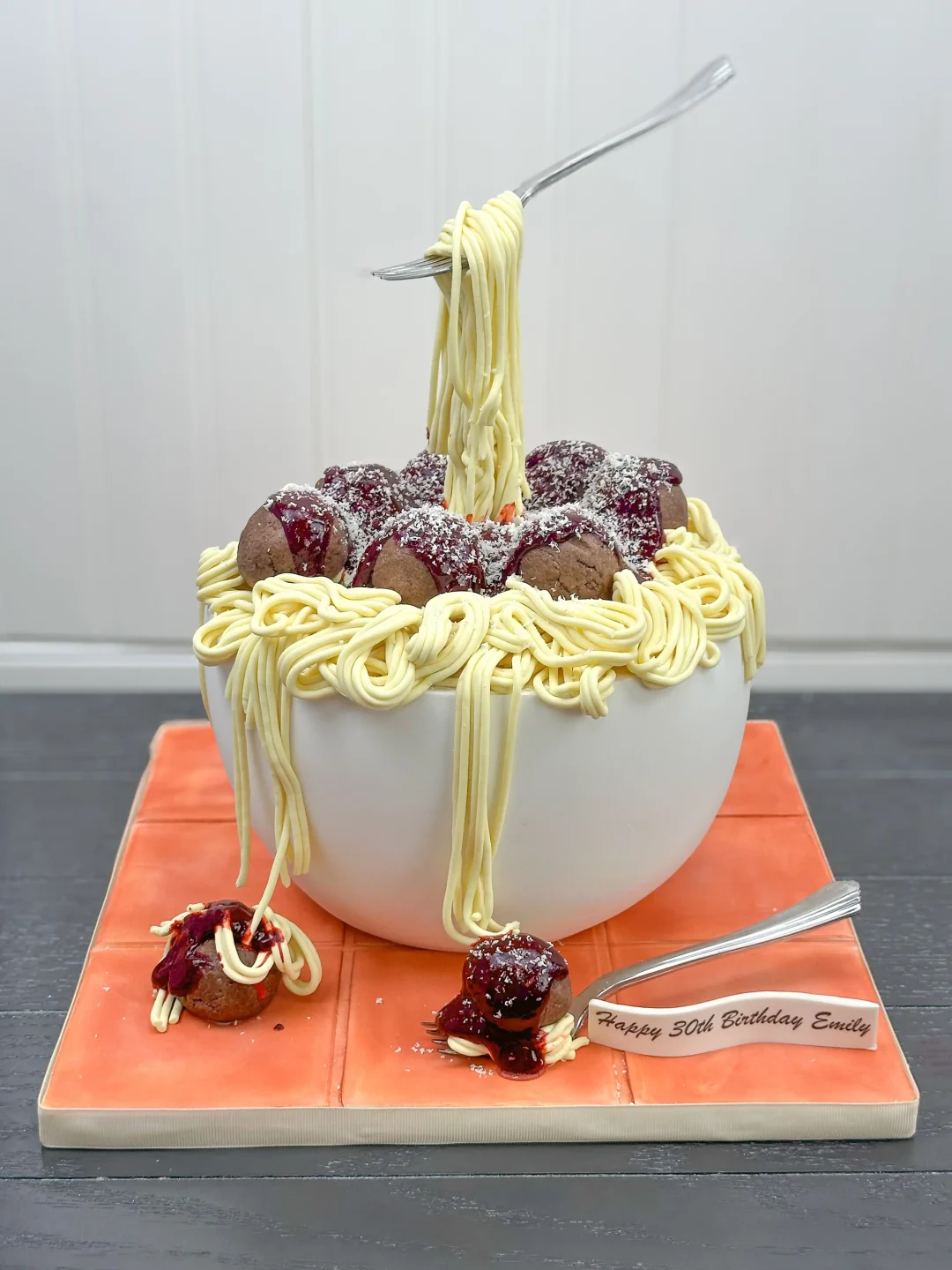 SPAGUETTI AND MEATBALLS GRAVITY CAKE